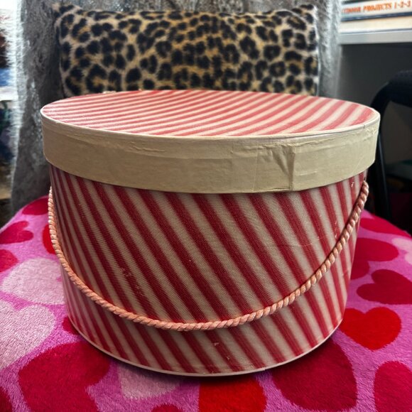 Vintage Red Gwenn Pennington Derby Hat with Feather 22" - Picture 8 of 8